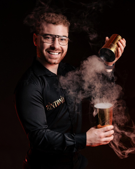 Pedro Pacheco, CEO and Head Trainer at Sintonia Bartenders, shaking a cocktail